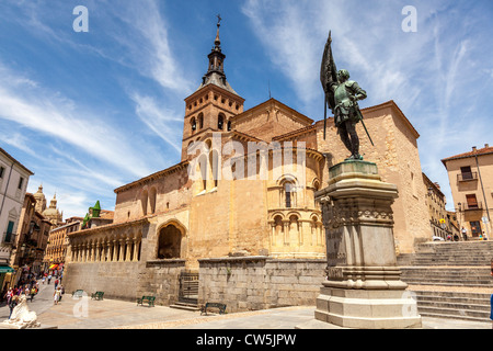 Segovia, Spanien, Europa. Statue von Juan Bravo auf der Plaza Medina Del Campo außerhalb der Kirche San Martin. Stockfoto