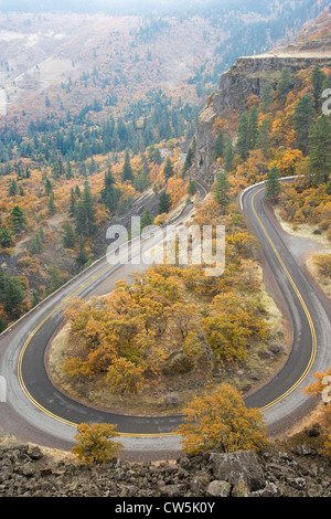 Erhöhte Ansicht einer Autobahn, Historic Columbia River Highway, Columbia River Gorge, Mosier, Oregon, USA Stockfoto