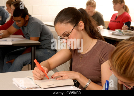 Studenten studieren in einem Klassenzimmer Stockfoto