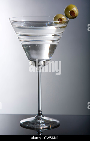 Martini mit grünen Oliven Stockfoto