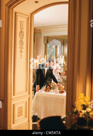 Kellner, die Speisen in einem Hotelzimmer Stockfoto