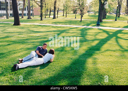 Junges Paar liegen auf dem Rasen im Campus Universität Stockfoto