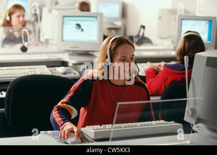 Studenten arbeiten in einem Computerlabor und Kopfhörer anhören Stockfoto
