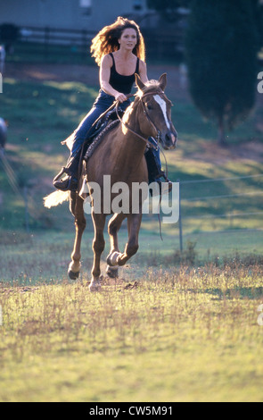 Junge Frau auf einem Pferd Stockfoto