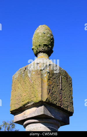 Teil des oberen Teils eine Steinsäule in Wigtown, Dumfries und Galloway Region, Schottland zeigen die Zahlen für eine Sonnenuhr. Stockfoto