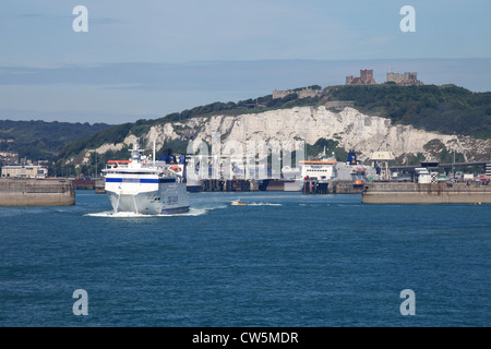 Überqueren Sie die DFDS Kanal-Fähre, die "Deal Seaways" den Hafen von Dover, Kent, England, UK verlässt Stockfoto
