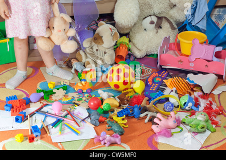 Unordentliche Kinderzimmer mit Spielzeug und anderes Zubehör Stockfoto