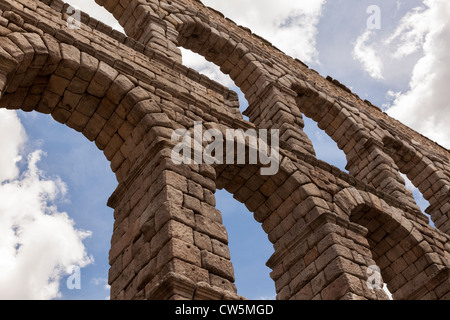 Römisches Aquädukt, Segovia, Spanien, Europa. Blick auf dieses atemberaubende berühmte Symbol von diesem UNESCO-Weltkulturerbe. Stockfoto