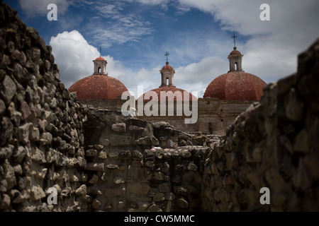 Wände der Zapoteken archäologische Stätte von Mitla und die Kuppeln der St. Peter Kirche in San Pablo Villa de Mitla, Oaxaca, Mexiko Stockfoto