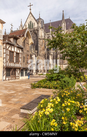 Troys, Frankreich, Europa. Atemberaubende traditionellen gerahmt Holzgebäude im alten Zentrum der Stadt vor der Kathedrale Stockfoto