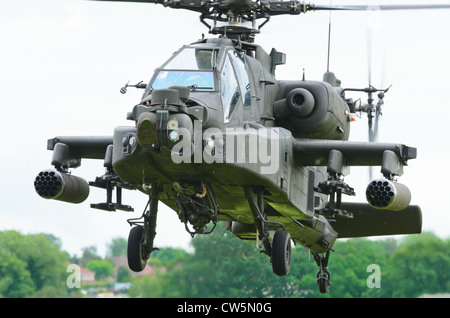 COSFORD, SHROPSHIRE, ENGLAND - 17.Juni: Boeing AH-64 Apache Kampfhubschrauber für Display abnehmen. Stockfoto