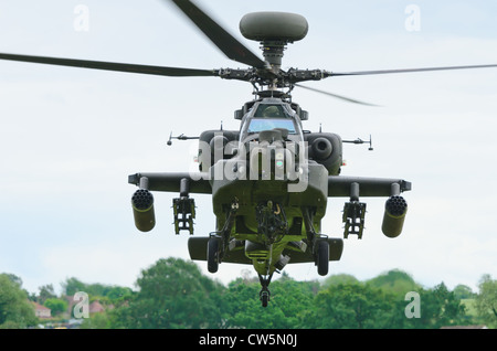 COSFORD, SHROPSHIRE, ENGLAND - 17.Juni: Boeing AH-64 Apache Kampfhubschrauber für Display abnehmen. Stockfoto