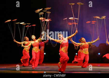 Peking, Artistes Jonglieren mit Teller Stockfoto