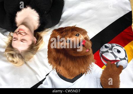 Lachender Junge Frau mit WM-Maskottchen Goleo auf Leinen Stockfoto