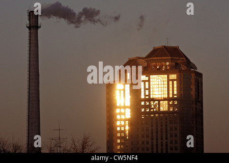 Symbolfoto, rauchigen Schornstein mit einer strahlenden Sonne im Haus Stockfoto