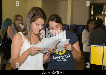 Studierende, die prüfen ihre GCSE Prüfung führt an einer Schule in London, England, UK. Stockfoto