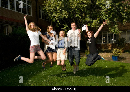 Glücklich Studierende, die ihre Erfolge GCSE Prüfung Kamera an einer Schule in London, England, UK. Stockfoto