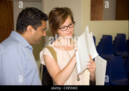 Ein Schüler überprüfen ihre GCSE Prüfung führt an einer Schule in London, England, UK. Stockfoto