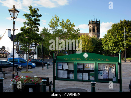 Atherstone Marktplatz gesehen, mit Blick auf Str. Marys Kirche. Die Stadt Aushang ersichtlich im Vordergrund. Stockfoto