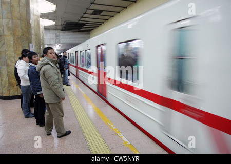 Peking, Passagiere warten auf dem Bahnsteig der u-Bahn Stockfoto