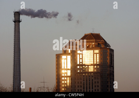 Symbolfoto, rauchigen Schornstein mit einer strahlenden Sonne im Haus Stockfoto