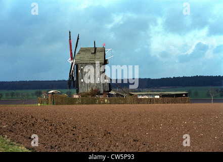 Bewohnten Windmühle in einem Feld Landschaft Stockfoto