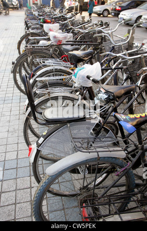 Beijing geparkten Fahrrädern auf einer Straße Stockfoto