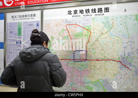 Beijing Frau studiert die unterirdische Stromleitung Stockfoto