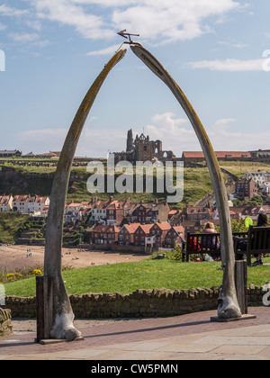 Whitby Yorkshire UK Abbey und St. Marys Chuch gesehen durch Fischbein Bogen Stockfoto