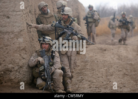 US-Marines untersuchen eine mögliche improvisierten Sprengsatz auf einer Patrouille 2. Februar 2010 in der Provinz Helmand, Afghanistan. Stockfoto