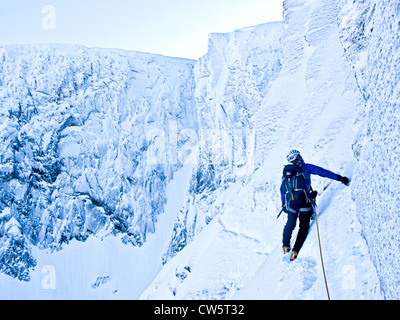 Ein Bergsteiger klettern die östlichen Traverse am Turm Ridge auf Ben Nevis, in der Nähe von Fort William Scotland, UK Stockfoto