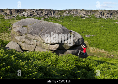 Tom Randall Felsen klettert einen Riss an Burbage in Sheffield in der Nähe von Stanage auf der Peak District Nationalpark Derbyshire, England Stockfoto