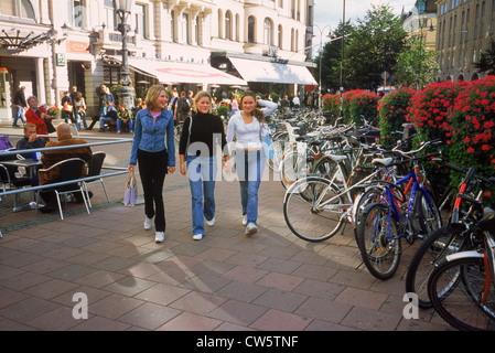 Mädchen und Fahrräder und Restaurants am Stureplan im Zentrum von Stockholm Stockfoto