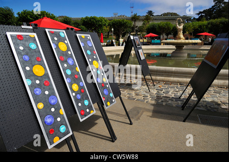 Kunstausstellung im Musik Concourse vor California Academy of Sciences in San Francisco CA Stockfoto