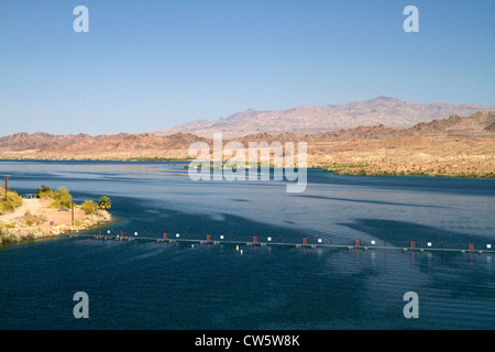 Der Colorado River bei Parker Dam schafft Lake Havasu in La Paz County, Arizona und San Bernardino County, Kalifornien, USA. Stockfoto