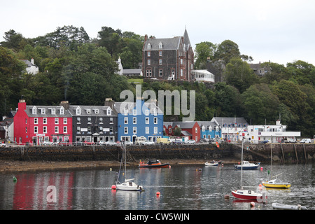 Hafen in Tobermory, Isle of Mull Schottland zeigt farbige Gebäude und Western Isles Hotel. Stockfoto
