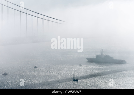 Flotte Woche im Golden Gate Bridge, San Francisco, Kalifornien. Marine und Luft zeigt. Schiffen unter Brücke im Nebel. Stockfoto