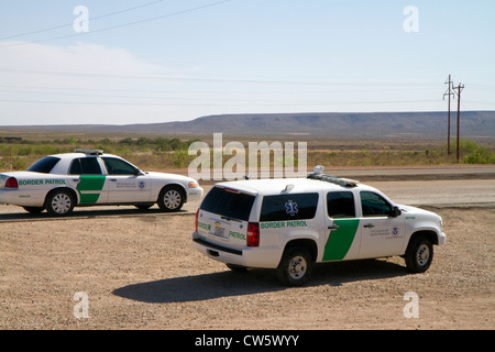 Border Patrol Fahrzeuge parkten auf einer Prüfstation entlang der Interstate 10 östlich von El Paso, Texas, USA. Stockfoto