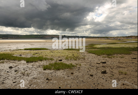 Dunkle Wolken über den Fluß Taw Wattenmeer. Nord-Devon. England. Mündung Wattenmeer Contre Jour Bild mit dunklen Gewitterwolken. Stockfoto