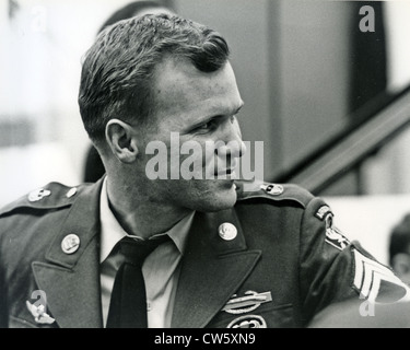 BARRY SADLER (1940-1987) US Army Ex-Combat Medic Aufnahme seiner "Balladen der Green Berets" in den RCA-Studios im Jahr 1966 Stockfoto