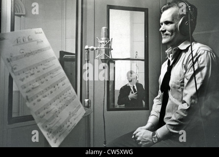 BARRY SADLER (1940-1987) US Army Ex-Combat Medic Aufnahme seiner "Balladen der Green Berets" in den RCA-Studios im Jahr 1966 Stockfoto