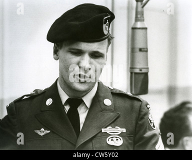 BARRY SADLER (1940-1987) US Army Ex-Combat Medic Aufnahme seiner "Balladen der Green Berets" in den RCA-Studios im Jahr 1966 Stockfoto