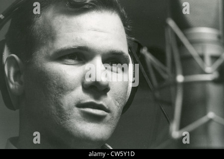 BARRY SADLER (1940-1987) US Army Ex-Combat Medic Aufnahme seiner "Balladen der Green Berets" in den RCA-Studios im Jahr 1966 Stockfoto