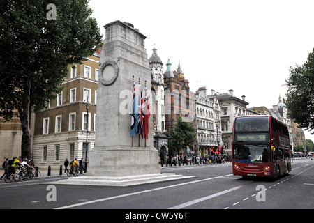 Red London Bus vorbei das Ehrenmal im Zentrum von London Stockfoto