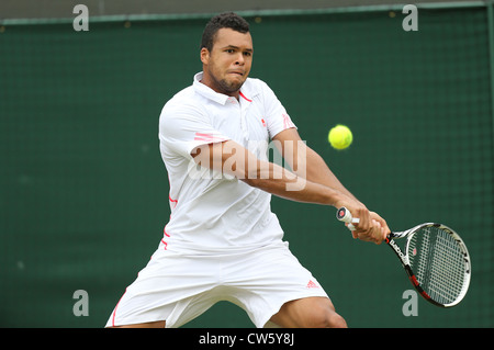 Jo-Wilfried Tsonga (FRA) in Aktion in Wimbledon Stockfoto