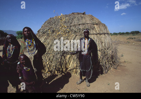 Frau und Kinder des Stammes Arbore (oder Erbore) Omo-Tal, Äthiopien Stockfoto