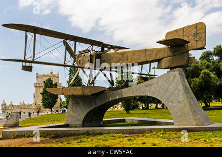 Ein full-Size-Denkmal von Fairey III-D Wasserflugzeug zum Gedenken an den ersten Flug über den Südatlantik, Belém, Lissabon Stockfoto