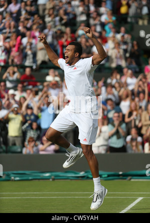 Jo-Wilfried Tsonga (FRA) feiert seinen Sieg in Wimbledon Stockfoto