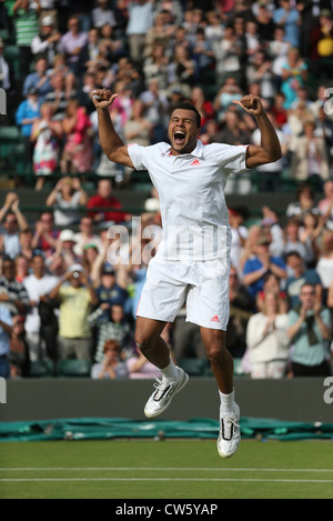 Jo-Wilfried Tsonga (FRA) feiert seinen Sieg in Wimbledon Stockfoto