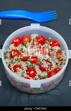 Lunchpaket Salat Quinoa Linsen und Cherry-Tomaten Stockfoto